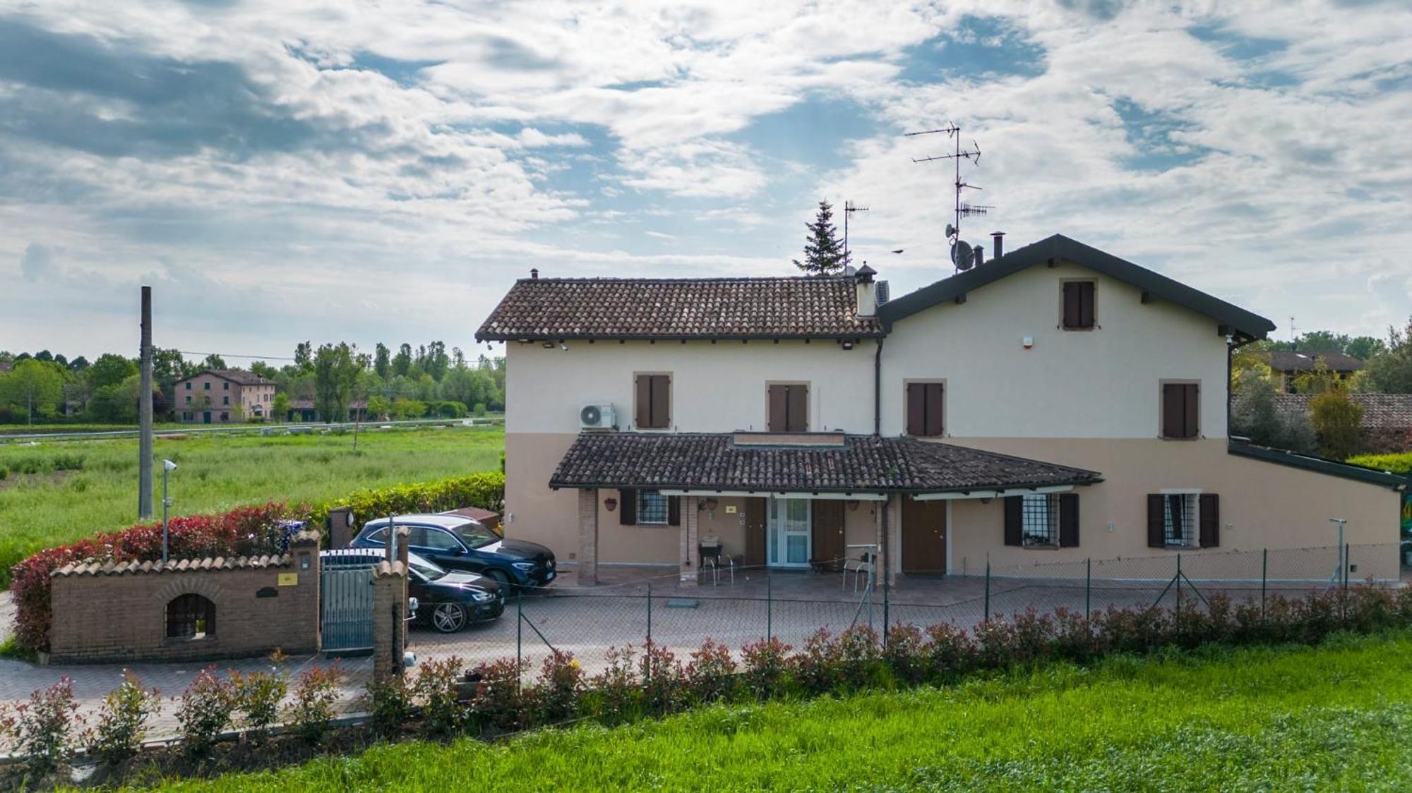 Due Maesta Home Reggio Emilia Bagian luar foto